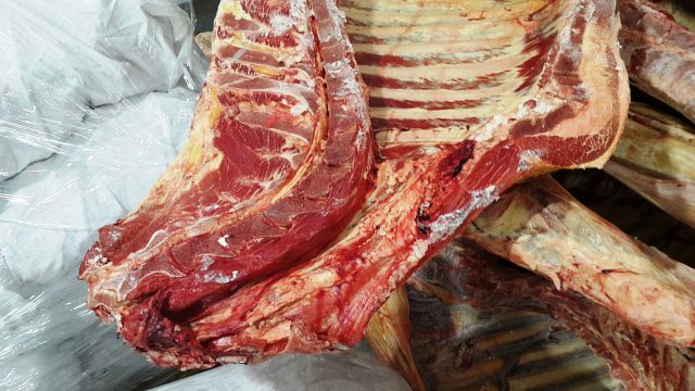 В Тбилиси на нескольких торговых объектах под видом говяжьего мяса продавалась конина