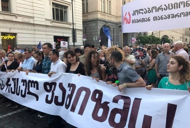 Сторонники "Марша грузин" забросали шествие «Европейской Грузии» яйцами и бутылками