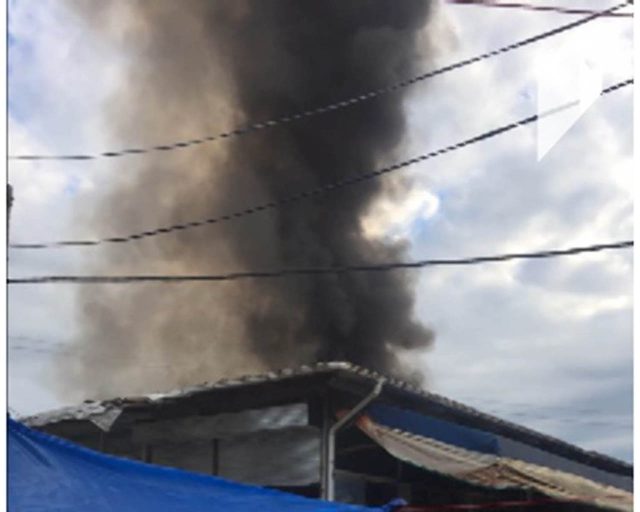 Вещевой рынок горит в Поти