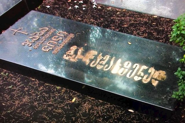 В Тбилиси осквернена могила Джабы Иоселиани