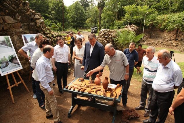 На развалинах византийской крепости Петра в Цихисдзири археологи нашли оружие и монеты VI века