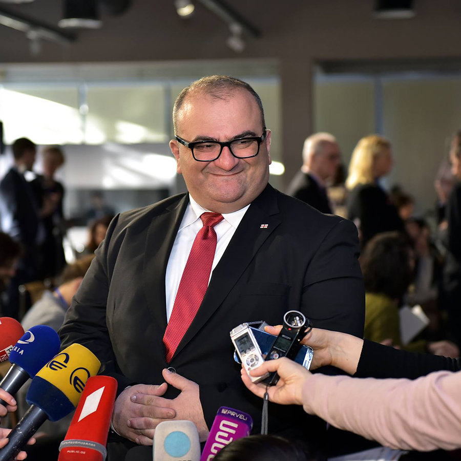 Министерство образования Грузии начинает в школах кампанию раздачи яблок