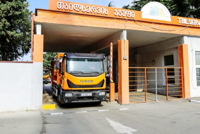 На улицах Тбилиси стала работать новая специальная техника для очистки мусора