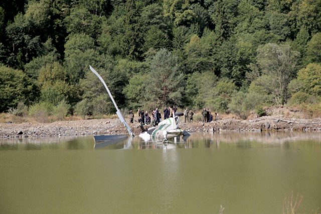 В Боржомском ущелье вертолет Ми-8 погранполиции МВД Грузии совершил аварийную посадку на воде