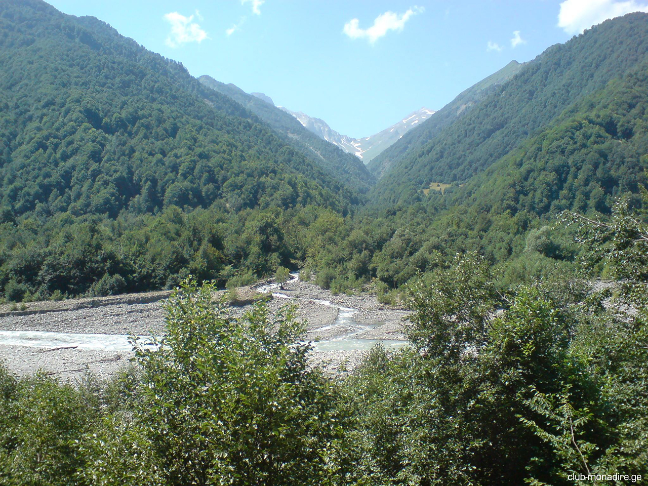 В Грузии в высокогорном регионе Рача сошел оползень