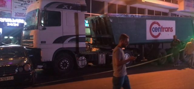 Водитель грузовика протаранил 20 легковых автомобилей и сбежал