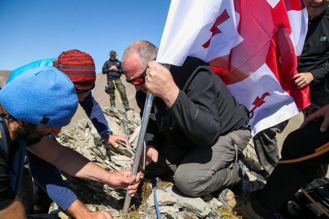 Президент Грузии присвоил безымянной вершине имя Конституции Грузии