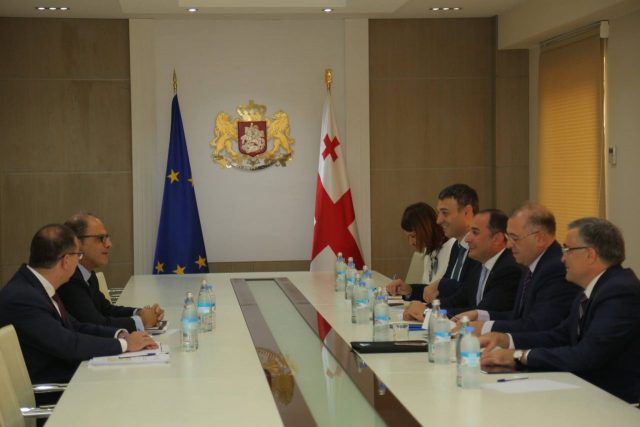 Министр финансов Дмитрий Кумсишвили проводит встречу с Джихадом Азуром