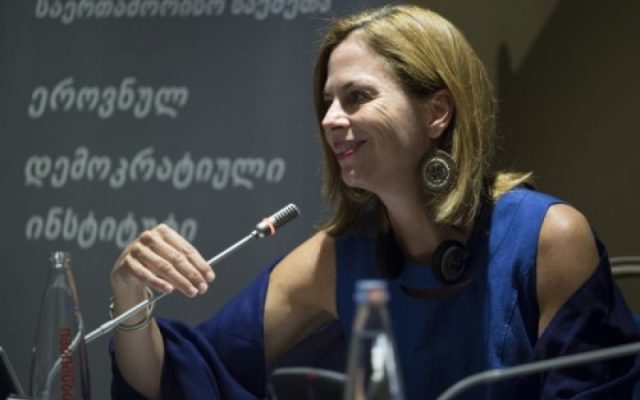 Лора Торнтон: Я думаю, что грузинское общество находится в режиме ожидания