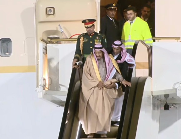 У прибывшего в РФ короля Саудовской Аравии сломался золотой трап-эскалатор