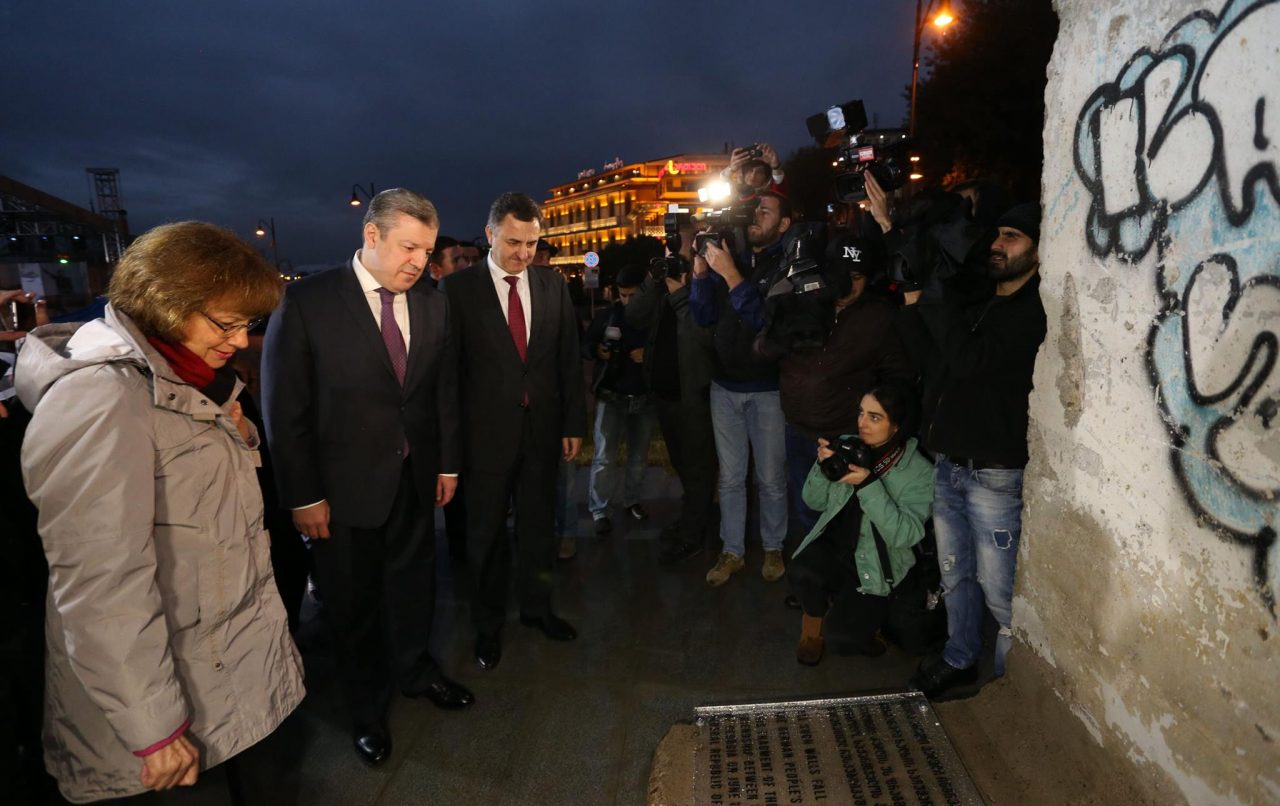 В Тбилиси на площади Европы установили фрагмент Берлинской стены