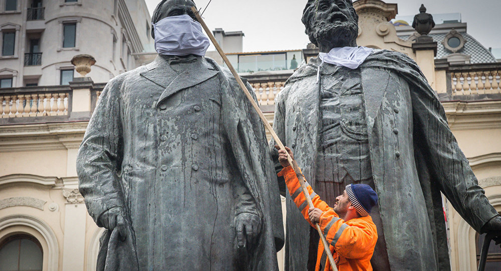 Маски на памятниках – не преступление