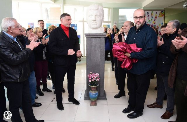 В Тбилиси установлен бюст Нодара Ахалкаци