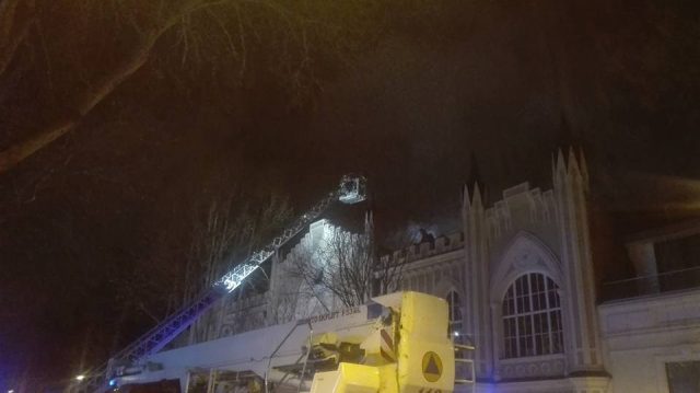 В Тбилиси на проспекте Агмашенебели произошел пожар в здании бывшей Михайловской больницы