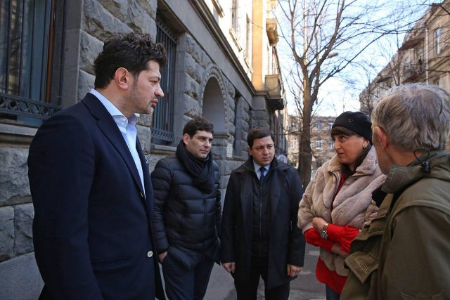 Согласно действующему закону "О рекламе"в Грузии все надписи на вывесках должны быть на грузинском языке