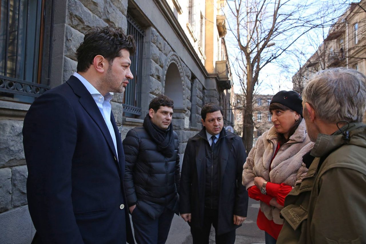 Согласно действующему закону "О рекламе"в Грузии все надписи на вывесках должны быть на грузинском языке