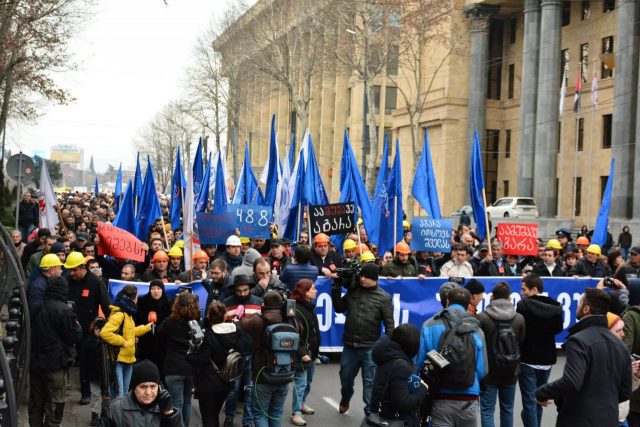 В Тбилиси прошла акция-"Я тот рабочий, который еще не умер"