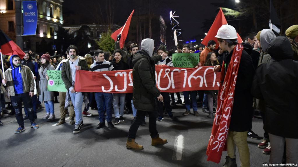 У парламента Грузии прошла акция протеста студентов