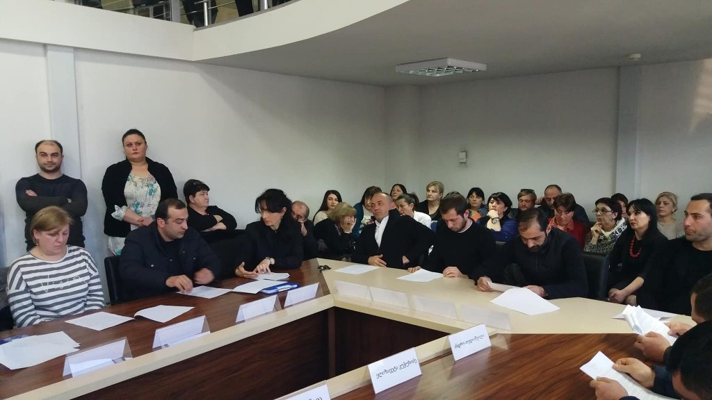 В сакребуло Боржоми из-за зарплат подрались представители правящей партии и оппозиции