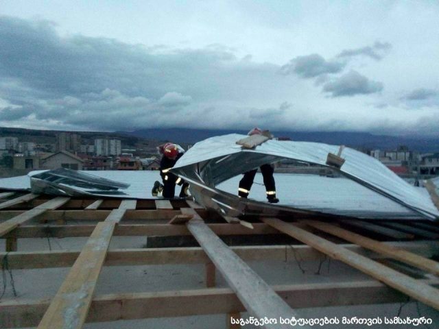 В Грузии сильнейший ветер повредил крыши более 50 жилых домов