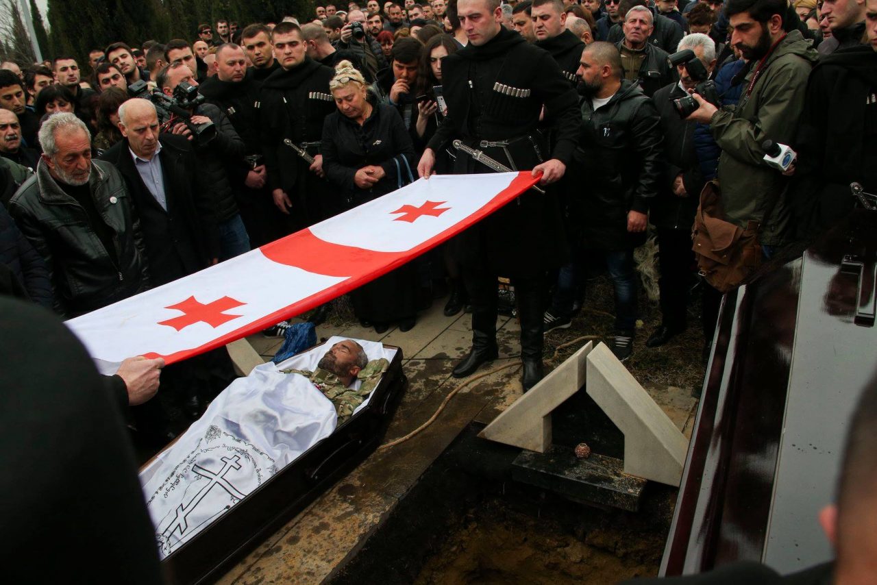 Арчила Татунашвили с воинскими почестями похоронили на братском кладбище в Мухатгверди