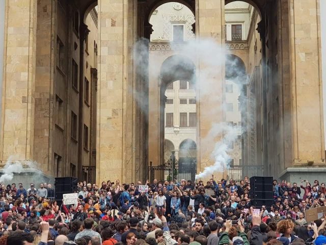 Акции протеста в Тбилиси возобновятся с 4 февраля