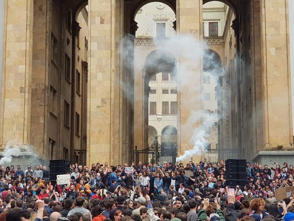 Акции протеста в Тбилиси возобновятся с 4 февраля