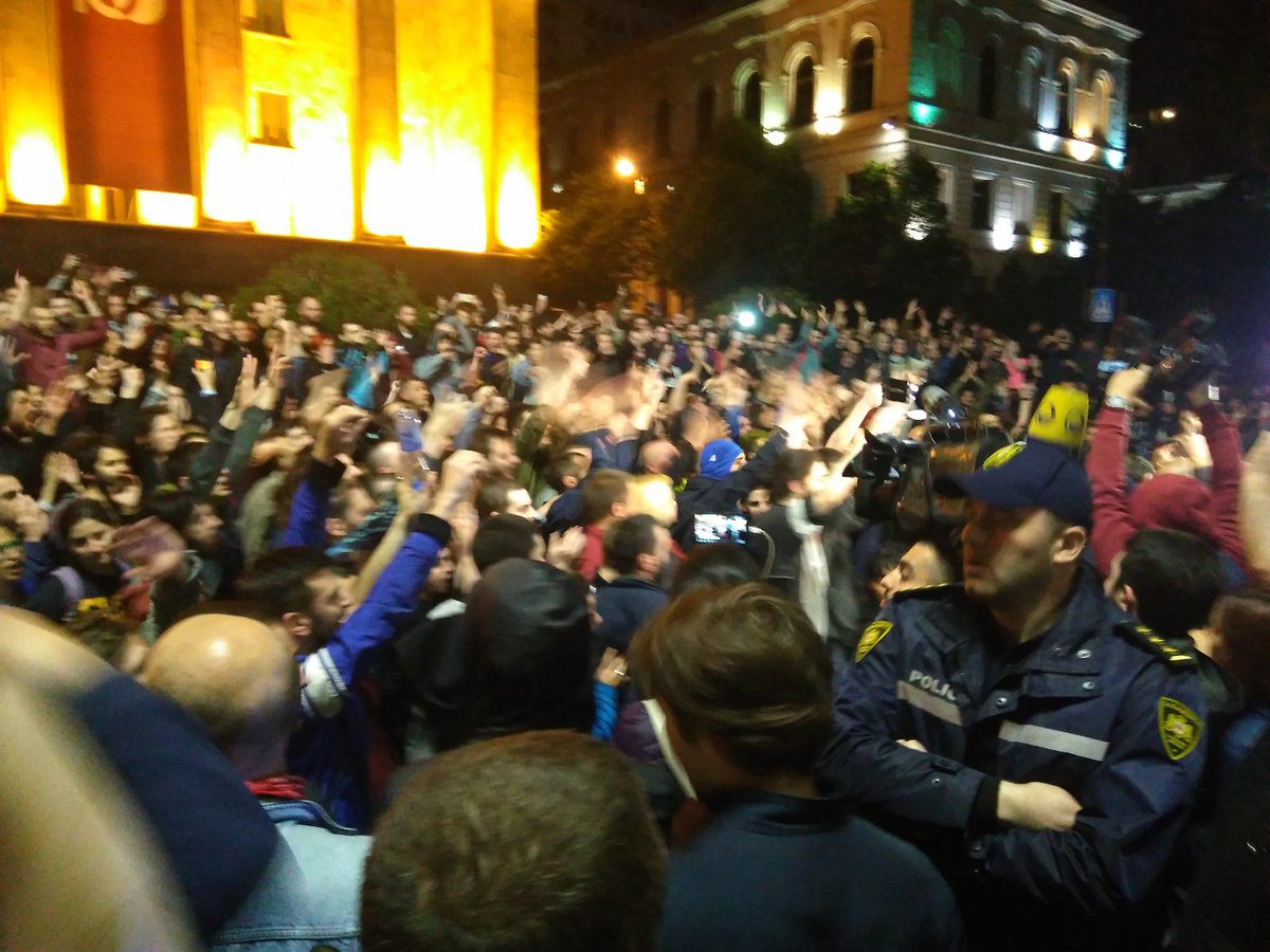 Протестующие после спецоперации в ночных клубах Тбилиси перекрыли проспект Руставели