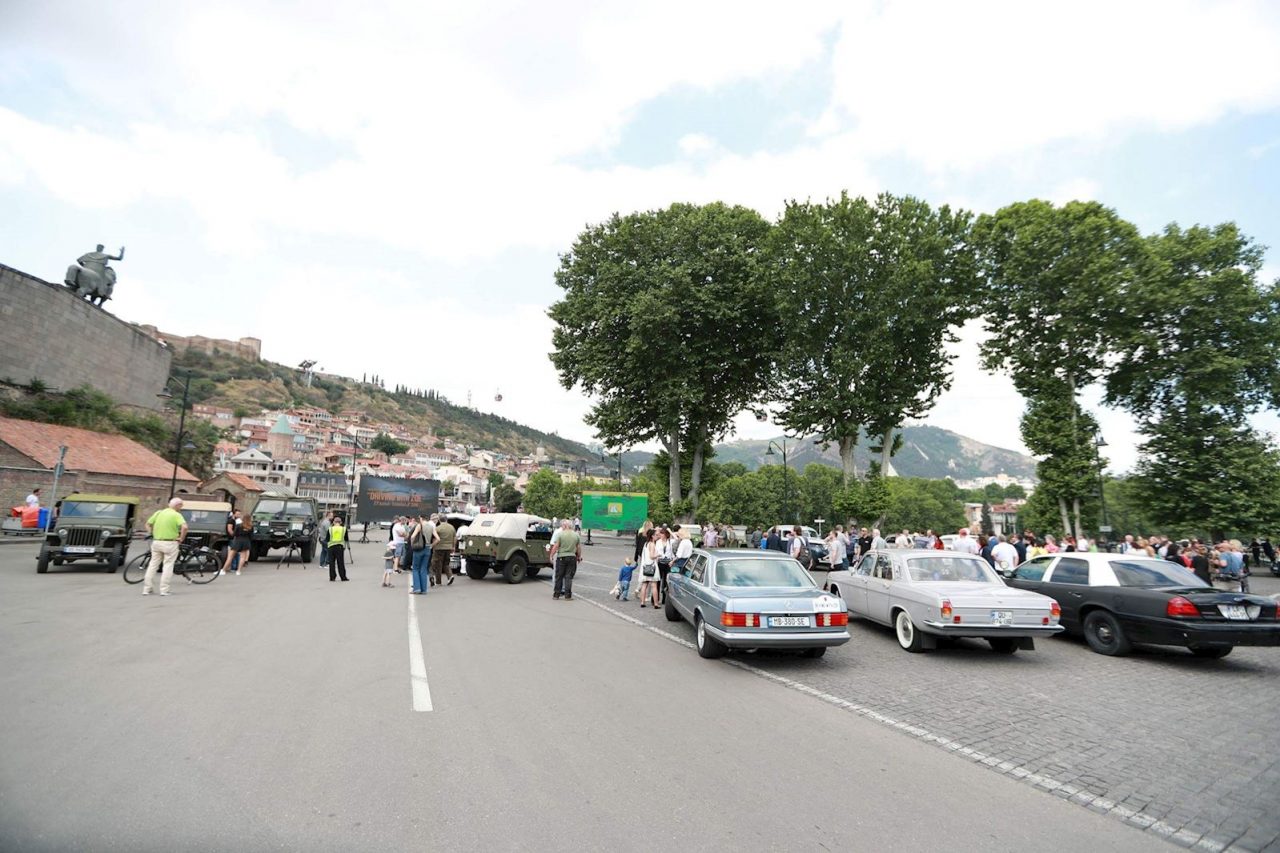 В Тбилиси впервые в Грузии стартовали гонки классических автомобилей