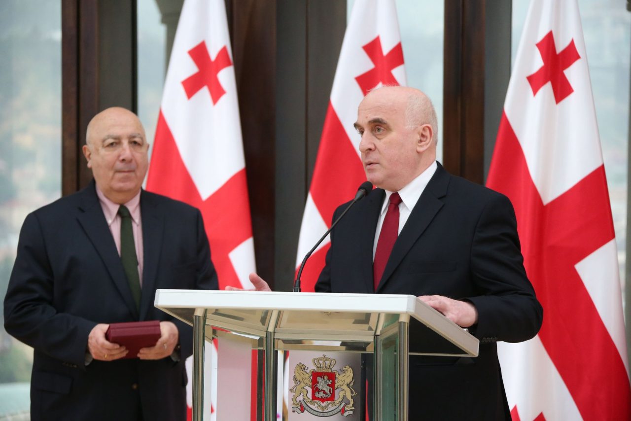 Георгий Маргвелашвили наградил двух грузинских дипломатов Орденами сияния