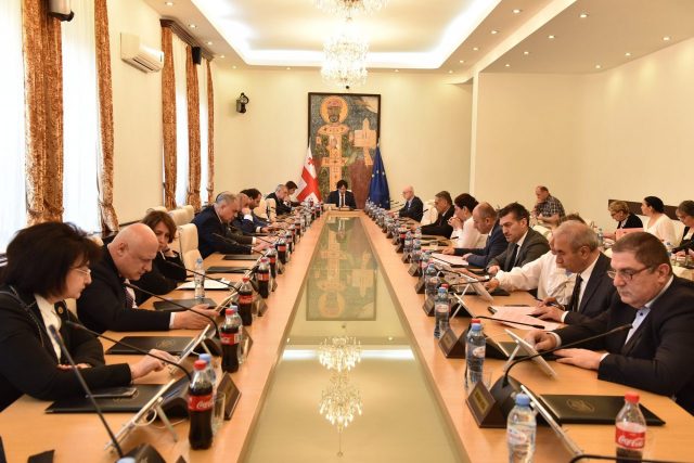 Президента Грузии ограничивают в вопросах связанных с присвоением или прекращением гражданства