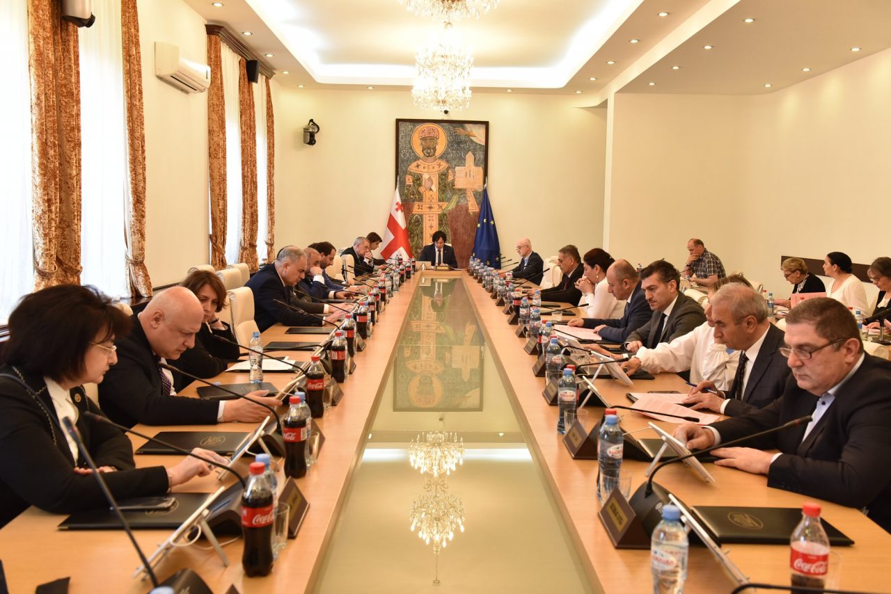 Президента Грузии ограничивают в вопросах связанных с присвоением или прекращением гражданства