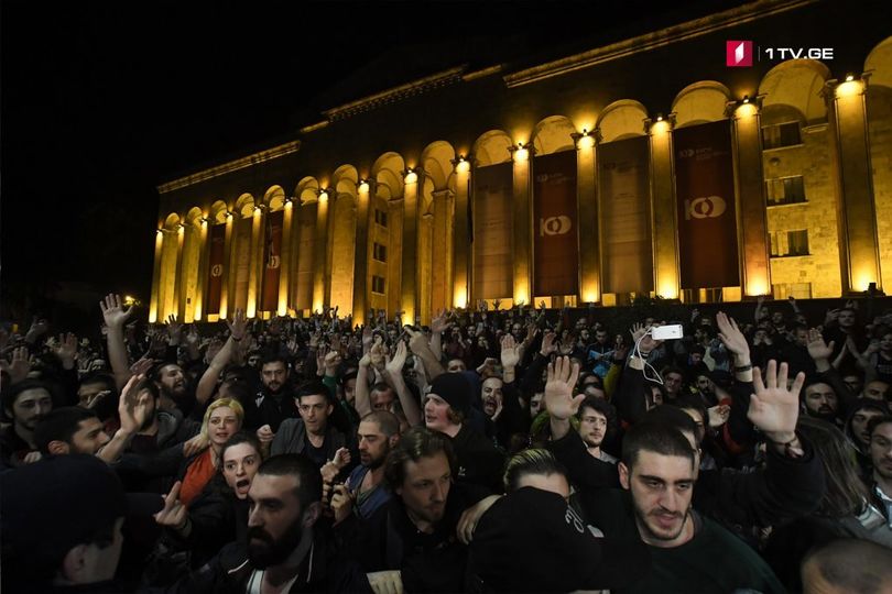 Спецоперация в ночных клубах Тбилиси, недовольные действиями полиции посетители клубов собрались у здания парламента