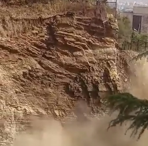 В Грузии будет создана карта зон геологических угроз, в Тбилиси обрушилась часть скалы