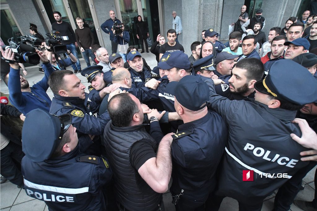 На акцию протеста в Тбилиси доставлены водометы и "акустическую пушка"