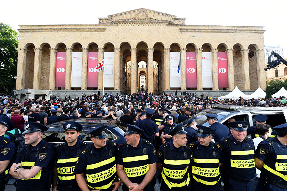 Акция протеста на проспекте Руставели проходит под главным лозунгом "Система должна быть разрушена!"