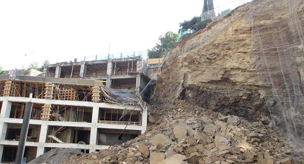 В Тбилиси оштрафована строительная компания из-за обвала части скалы