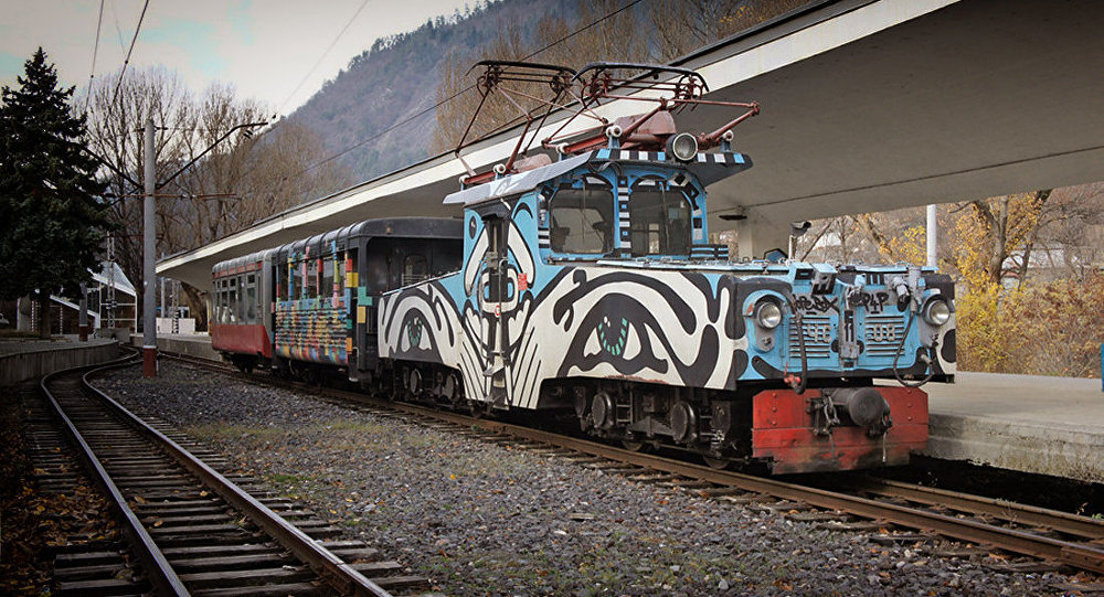 В Грузии оползень остановил знаменитый пассажирский поезд "кукушку"