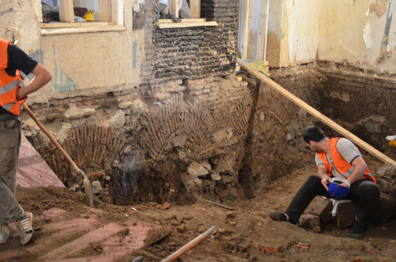 В Тбилиси во время реабилитации площади Ладо Гудиашвили обнаружили средневековые предметы быта и культуры