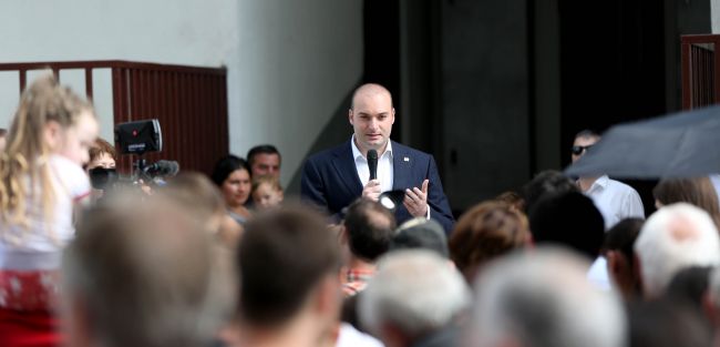 Премьер-министр Грузии в Зугдиди передал квартиры 240 семьям беженцев из Абхазии