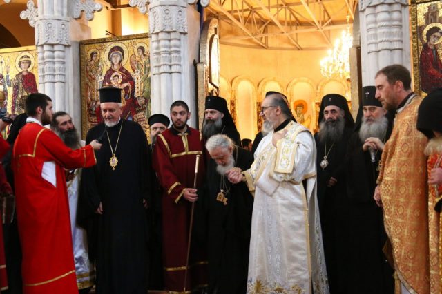 Делегация Вселенского Патриархата присутствовала на воскресной литургии в соборе Пресвятой Троицы