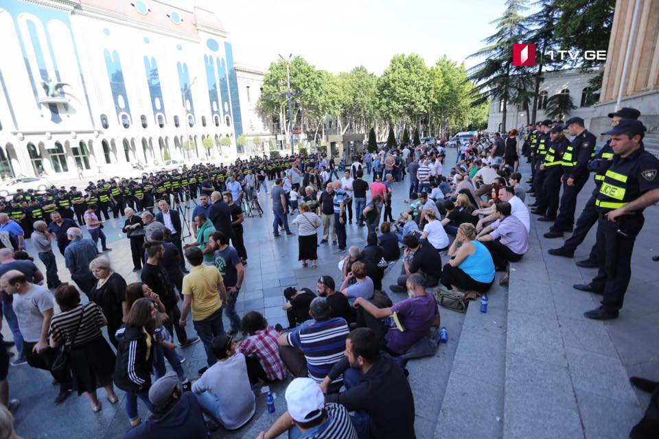В Тбилиси полиция на акции протеста задержала 19 человек и разобрала установленные митингующими палатки