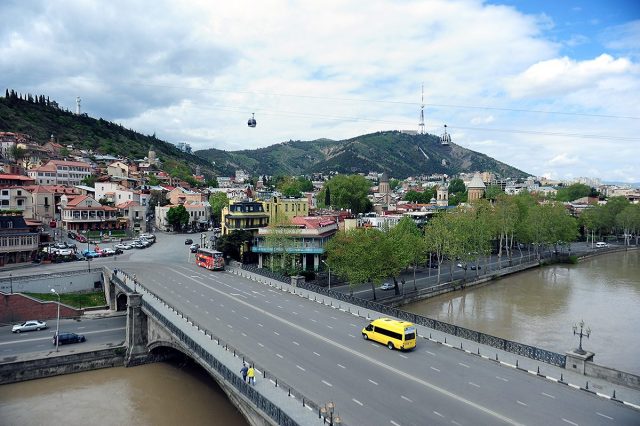 Полицейские спасли молодого мужчину, который собирался прыгнуть в Куру с моста Бараташвили