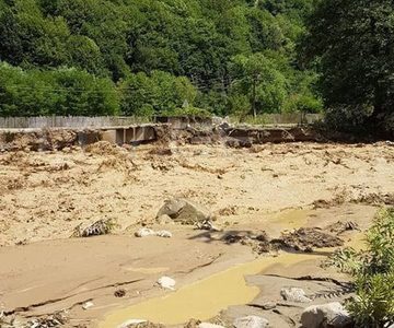 В Сванети в результате выхода из берегов реки Ненскра под угрозой затопления оказался поселок Чубери