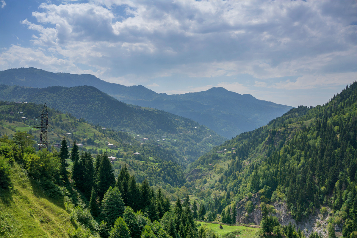 Горные спасатели на квадроцикле сорвались в ущелье Годердзи