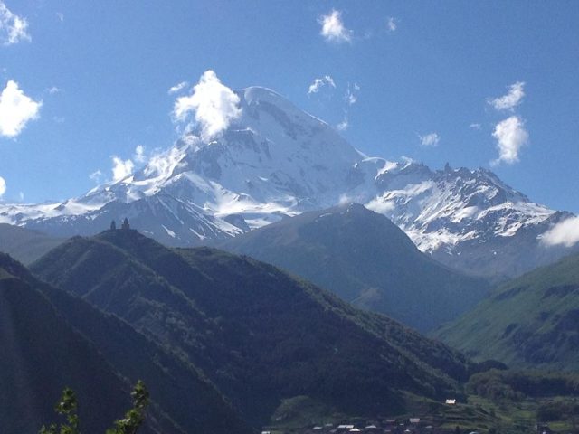 В Грузии россиянина ударило молнией на горе Казбеги