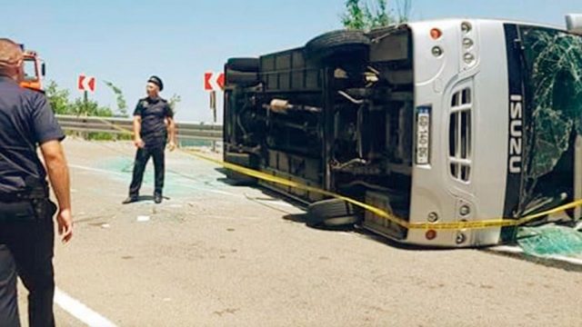 Шестнадцать туристов из Белоруссии пострадали в автомобильной аварии на Гомборском перевале