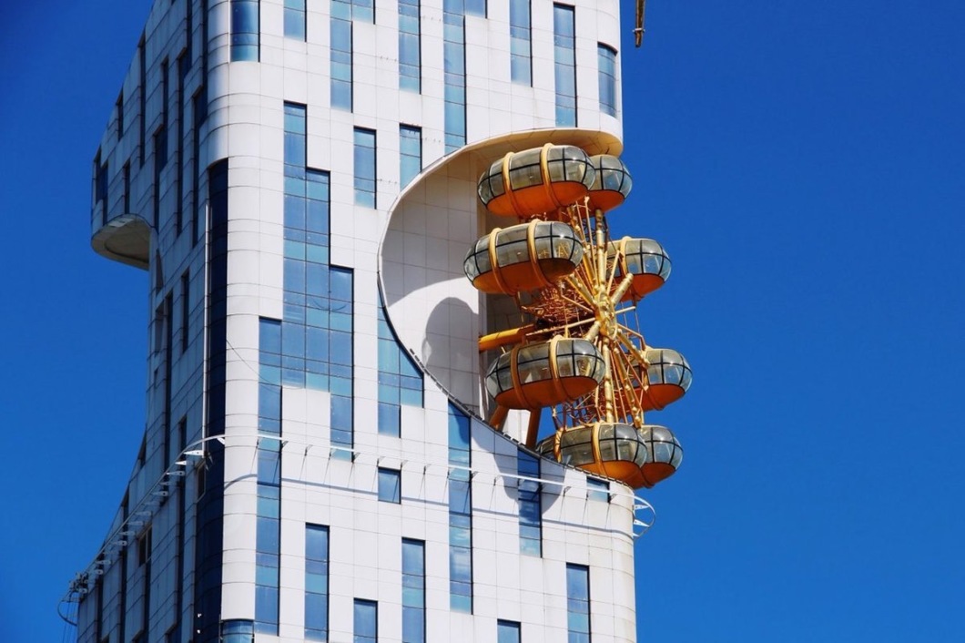 В Батуми появилась первая в мире высотка с колесом обозрения на фасаде