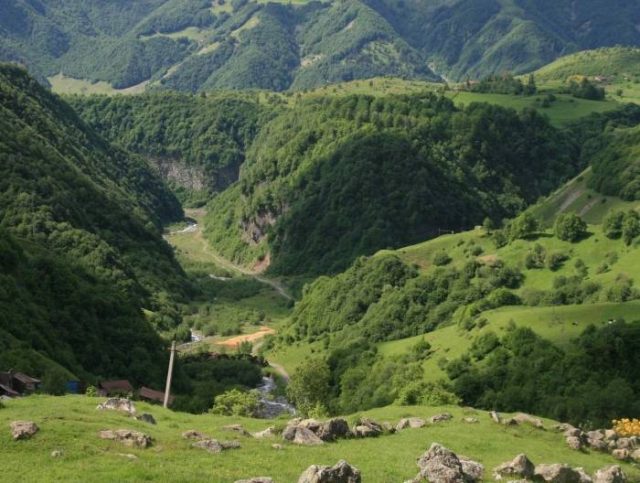 Пропавших в Грузии супругов нашли погибшими в ущелье, поиски их ребенка продолжаются