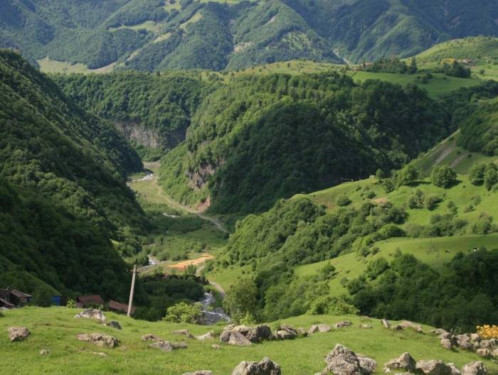 Пропавших в Грузии супругов нашли погибшими в ущелье, поиски их ребенка продолжаются